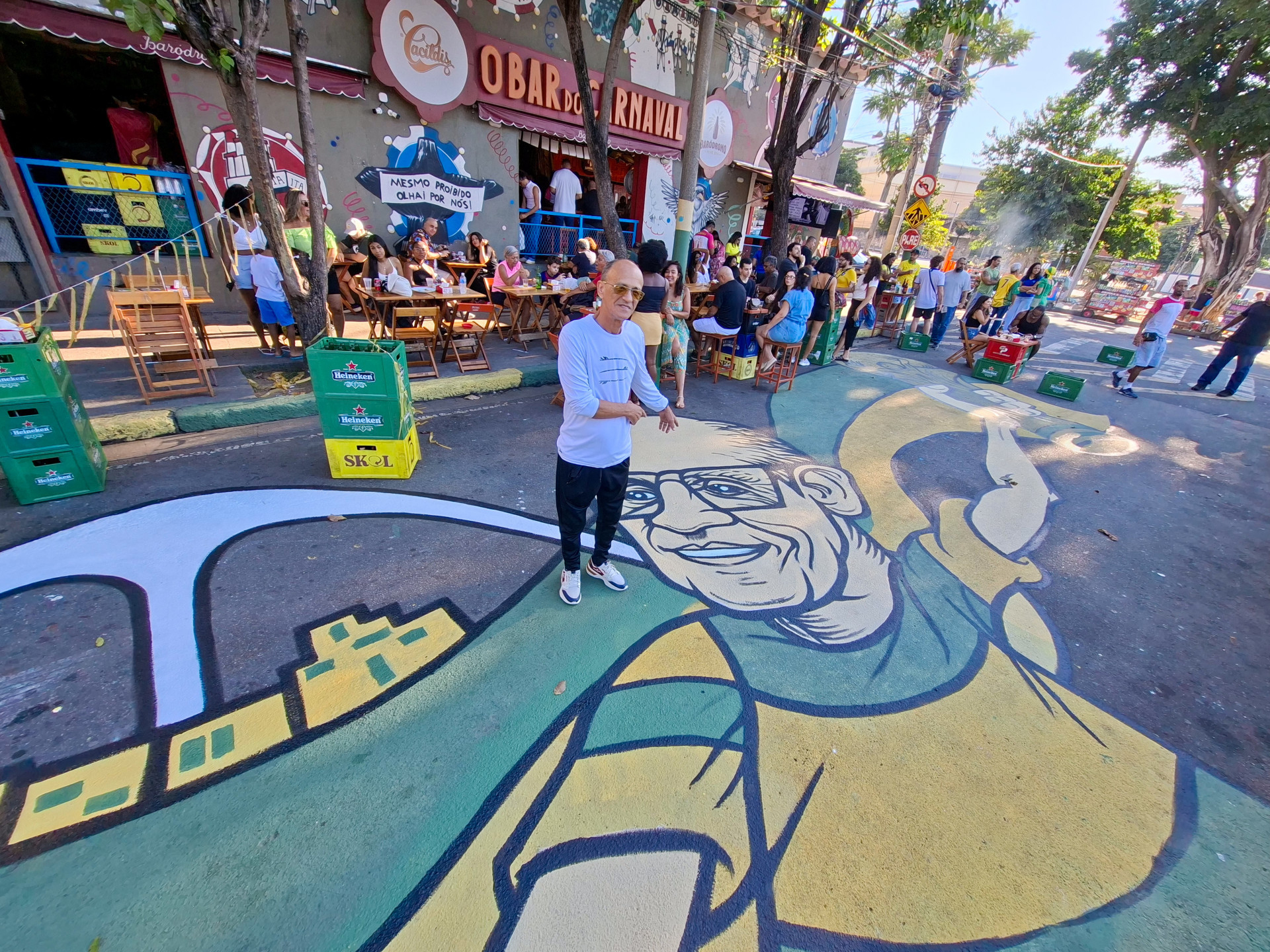 Mestre Ciça ganha homenagem em pintura temática para a Copa 