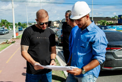 Prefeito Marcelo Delaroli faz visita técnica no início de colocação de paisagismo e arborização na 22 de Maio 