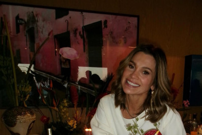 Flávia Alessandra comemora 52 anos e reúne elenco de 'Quem Ama Cuida' em festa