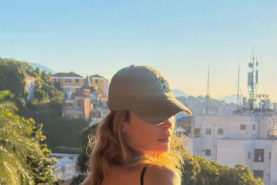 Ana Paula Renault arranca elogios em fotos com look decotado