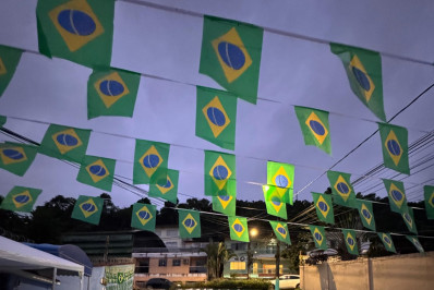 Ruas de Angra no clima da Copa do Mundo com pinturas e decoração verde e amarela