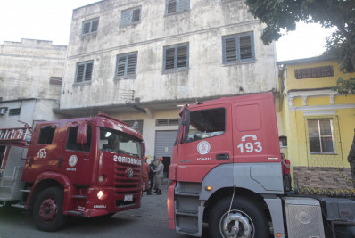Incêndio atinge imóvel comercial em Benfica