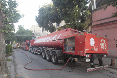 Incêndio atinge imóvel comercial em Benfica