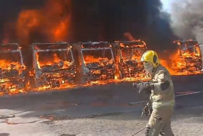 Incêndio atinge garagem e destrói 27 ônibus em Minas
