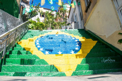 Fotos! Vila na Zona Portuária viraliza com escada temática do Brasil e se torna ponto turístico