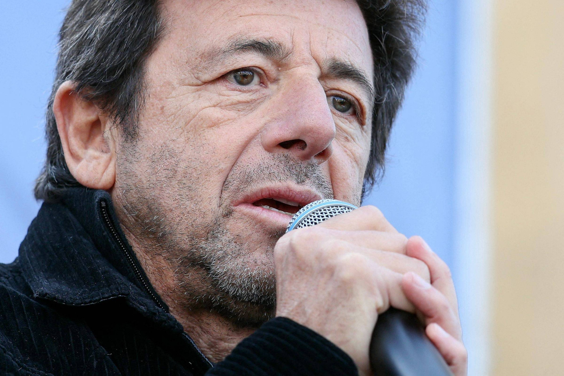 Cantor francês Patrick Bruel é preso após ser acusado de agr