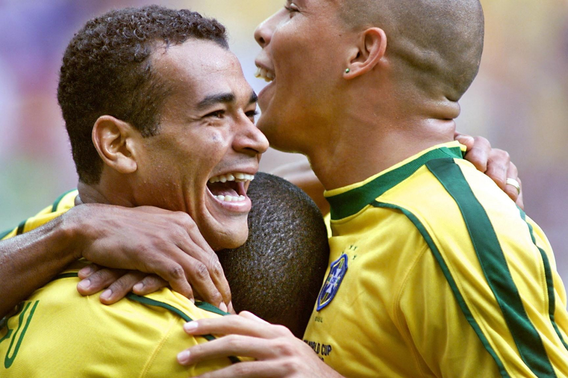 Cafu e companheiros celebram gol em vitória sobre a Escócia, na estreia da Copa de 1998 - Toshifumi Kitamura / AFP