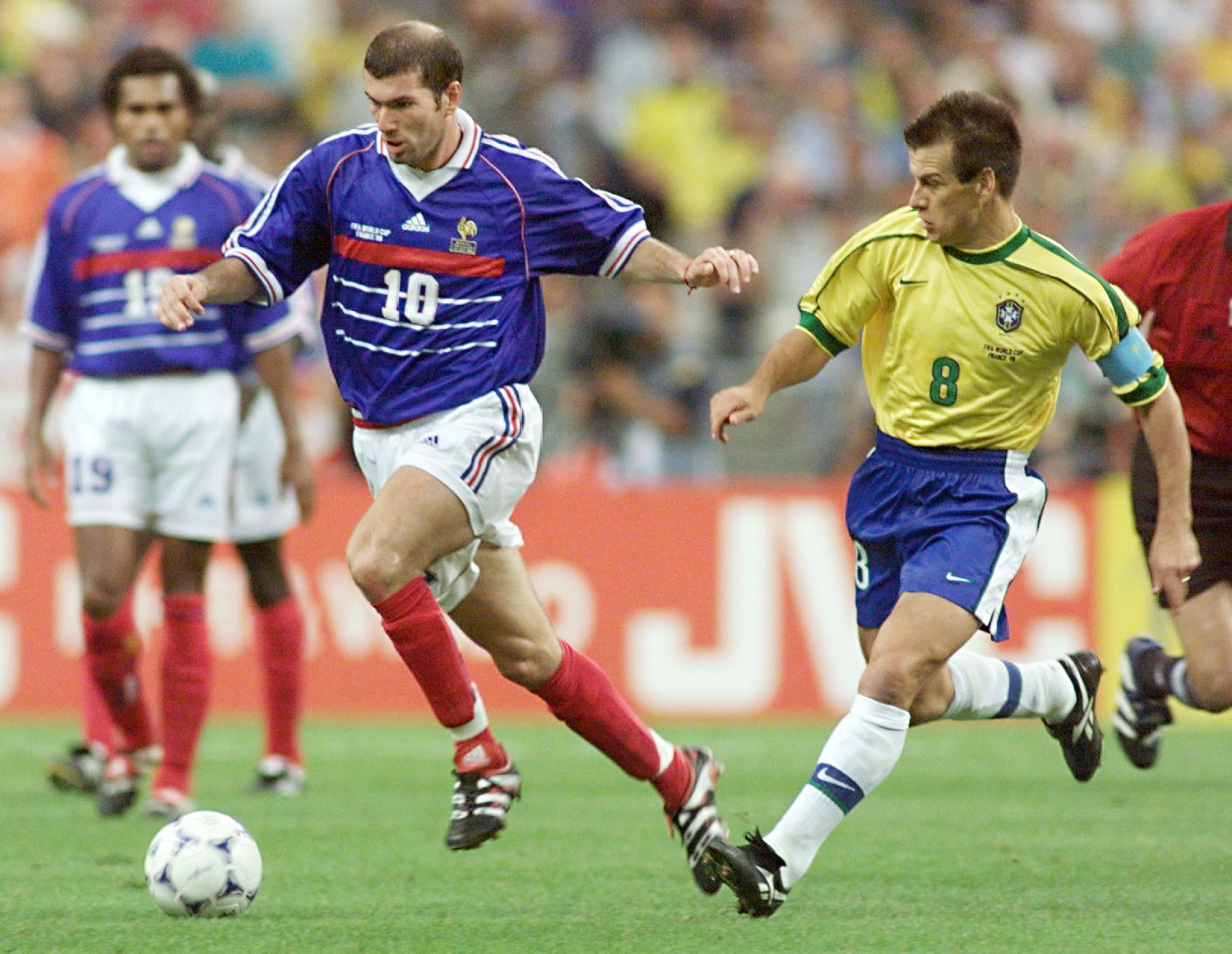 Autor de dois gols na final da Copa contra o Brasil, Zinedine Zidane foi eleito melhor do mundo em 1998 - Gabriel Bouys / AFP