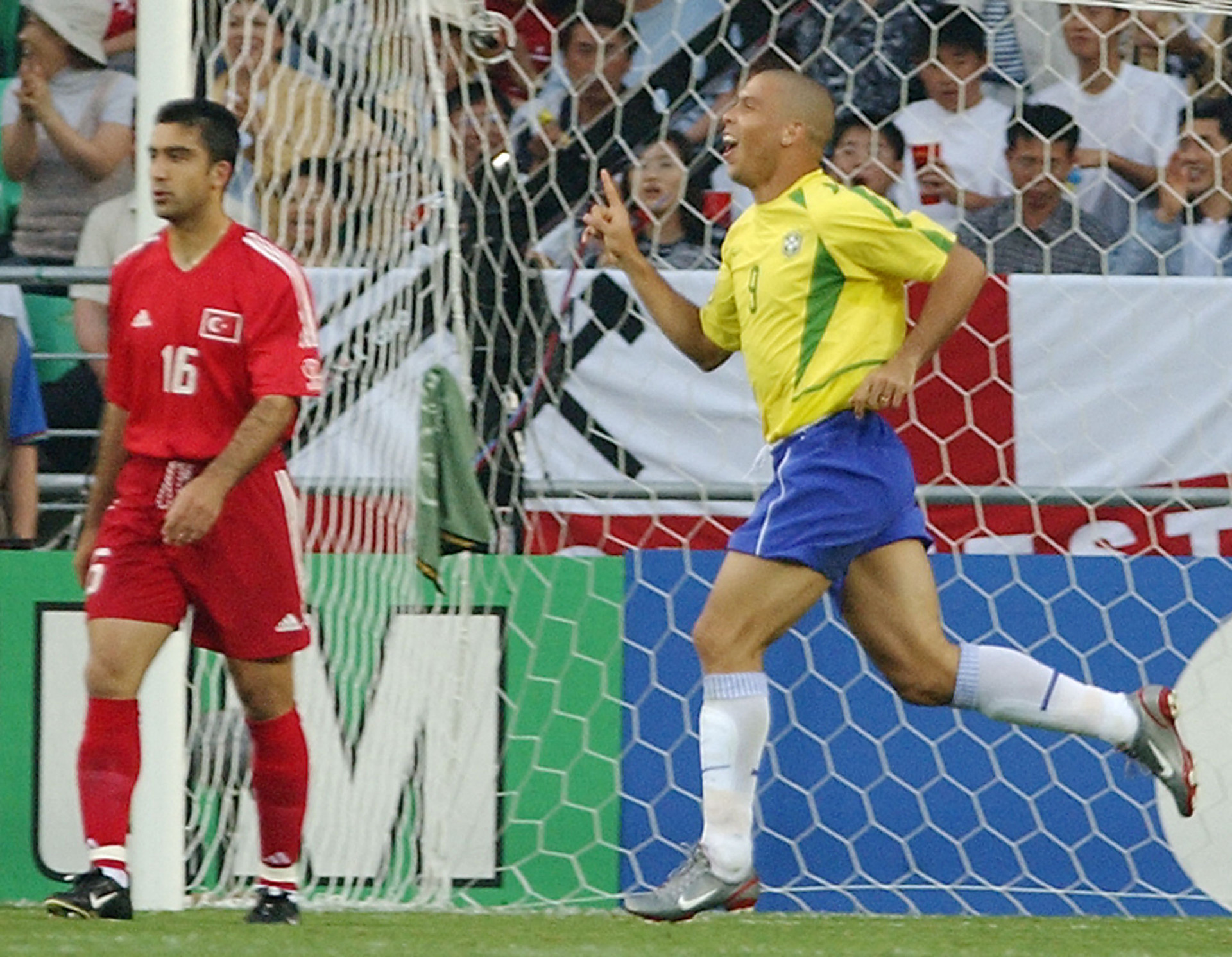 Ronaldo celebra gol em triunfo sobre a Turquia, na estreia do Mundial de 2002 - Emmanuel Dunand / AFP