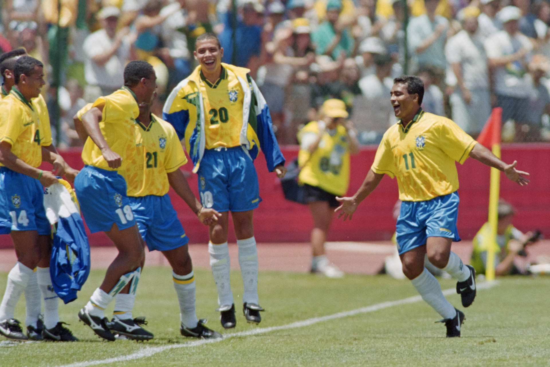 Rom&aacute;rio festeja gol em vit&oacute;ria sobre a R&uacute;ssia, na estreia da Copa do Mundo de 1994 - John G. Mabanglo / AFP