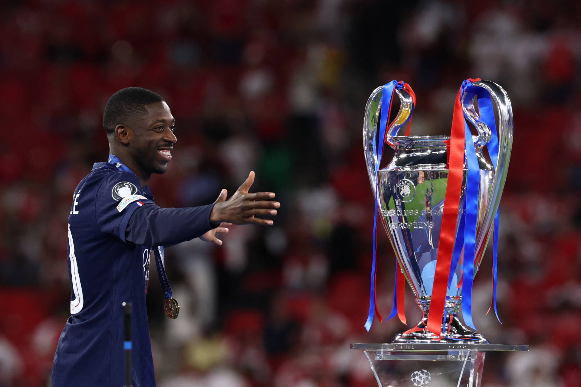 Camisa 10 do campeão europeu PSG e atual Bola de Ouro, Ousmane Dembélé é um dos favoritos a receber o prêmio - Franck Fife / AFP