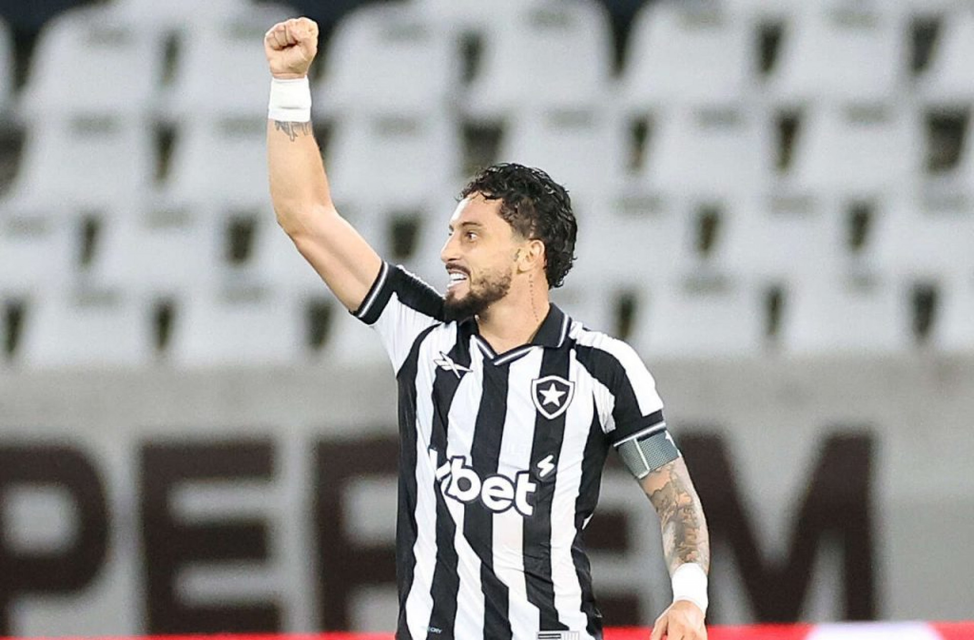 Botafogo deve propor renova&ccedil;&atilde;o com redu&ccedil;&atilde;o salarial a Alex Telles