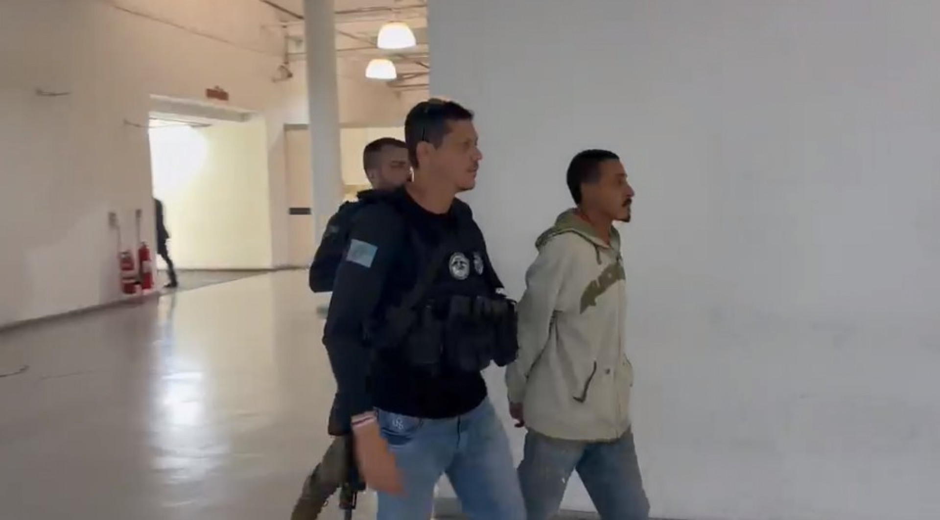 Vinicius Vieira da Silva Brites, gerente do tráfico do Comando Vermelho na Comunidade Quitandinha, em Petrópolis, é preso - Divulgação / Polícia Civil