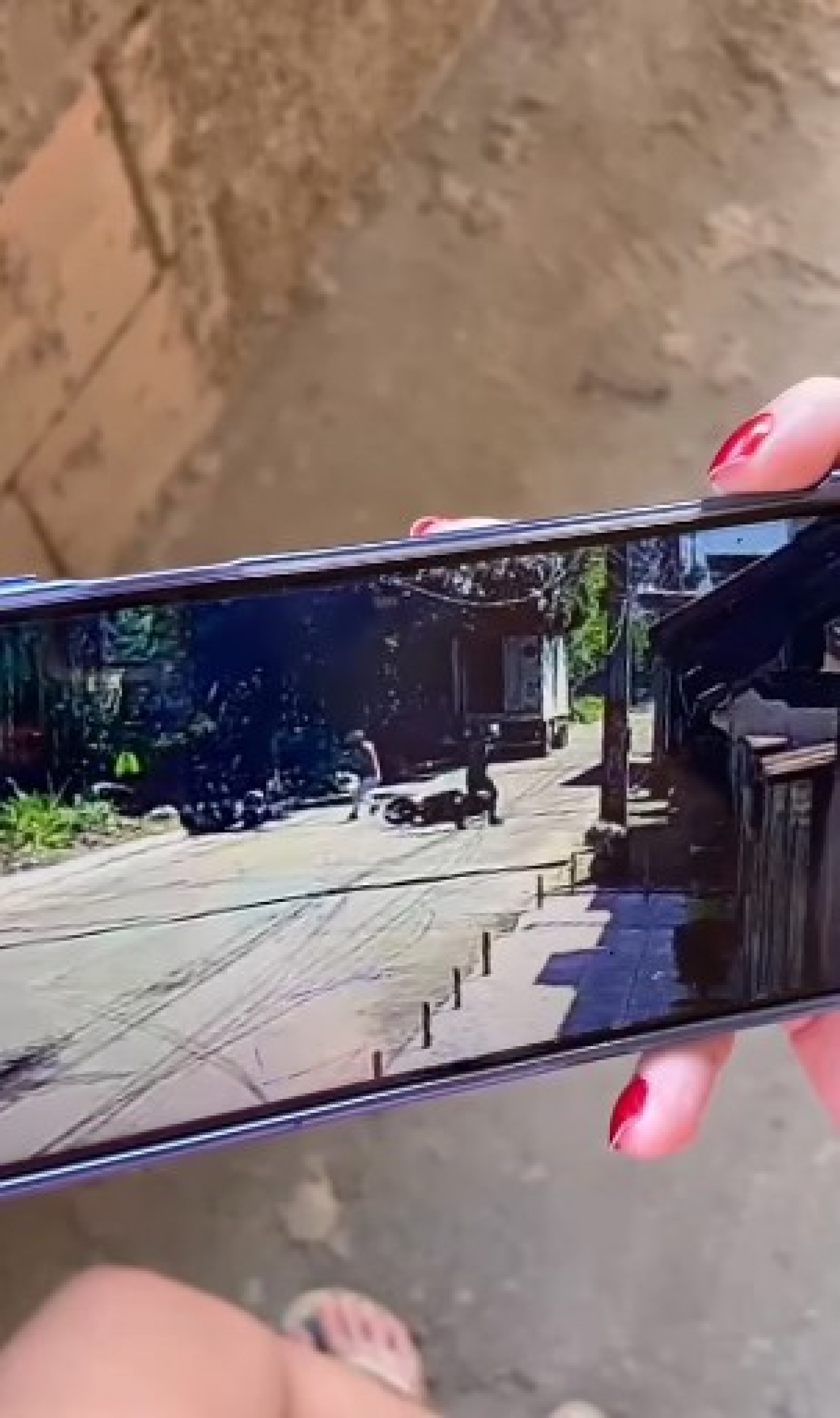 Passageiro de moto de aplicativo morre após ser baleado em D