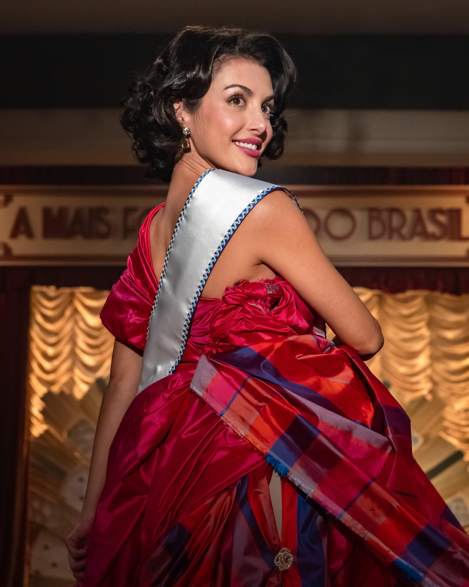 Eugênia (Anaju Dorigon) desfila com vestido feito por Alika (Duda Santos) em 'A Nobreza do Amor' - Globo/ Estevam Avellar