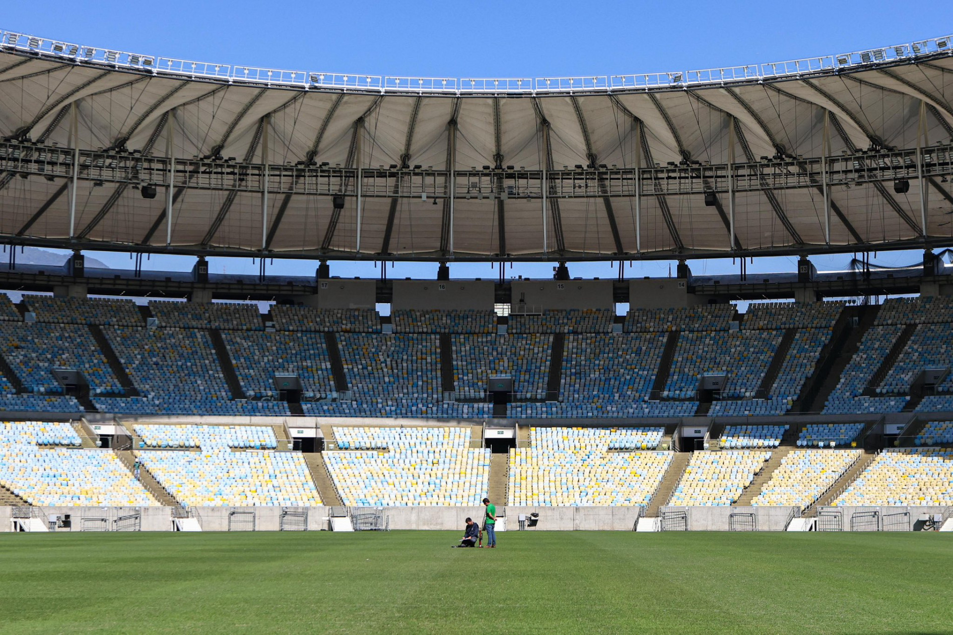 Maracanã inicia processo de recuperação do gramado após show