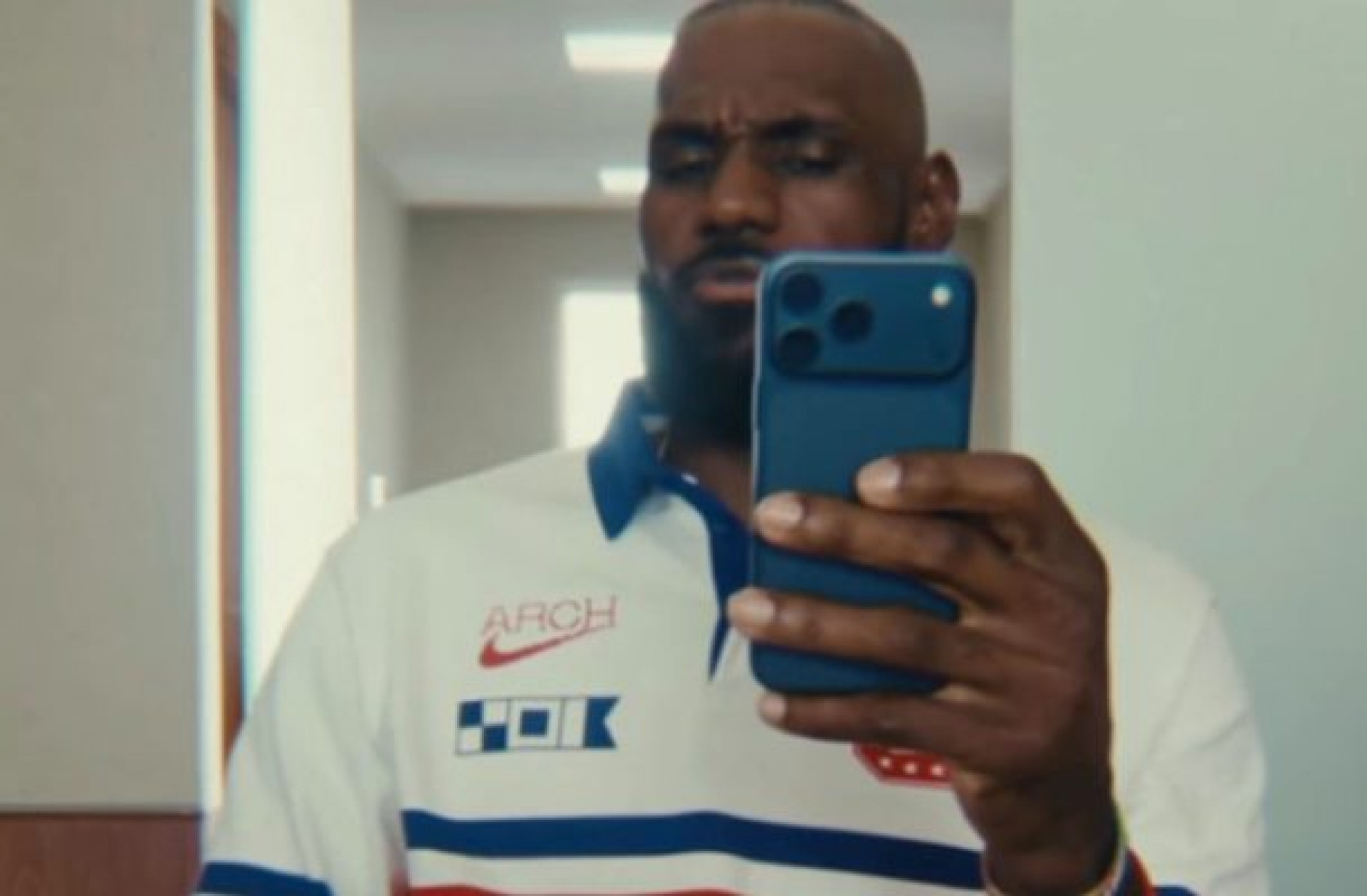 LeBron James aparece com a camisa dos EUA antes da Copa