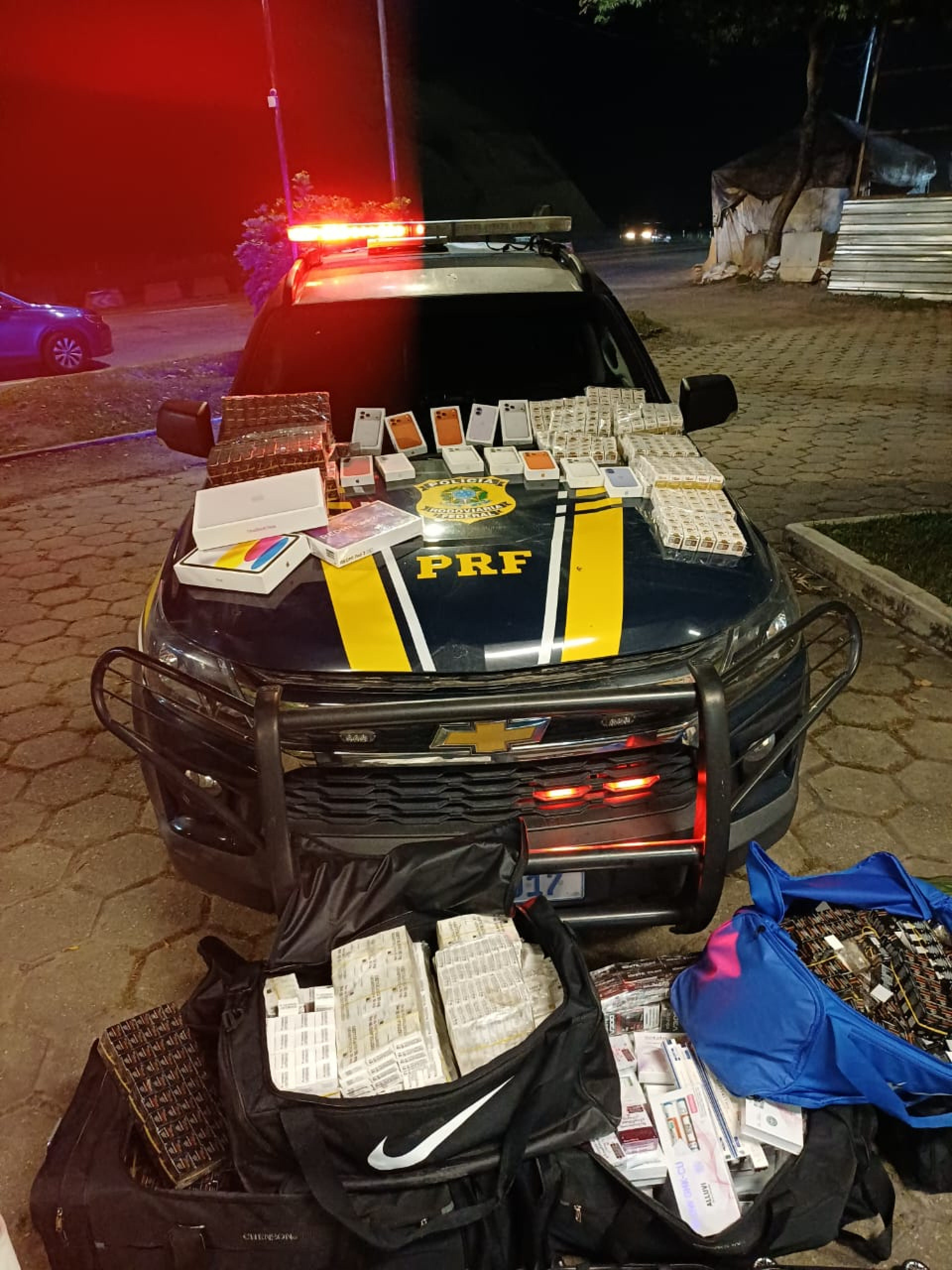 PRF abordou o carro com os produtos na BR-116, em Piraí - Divulgação