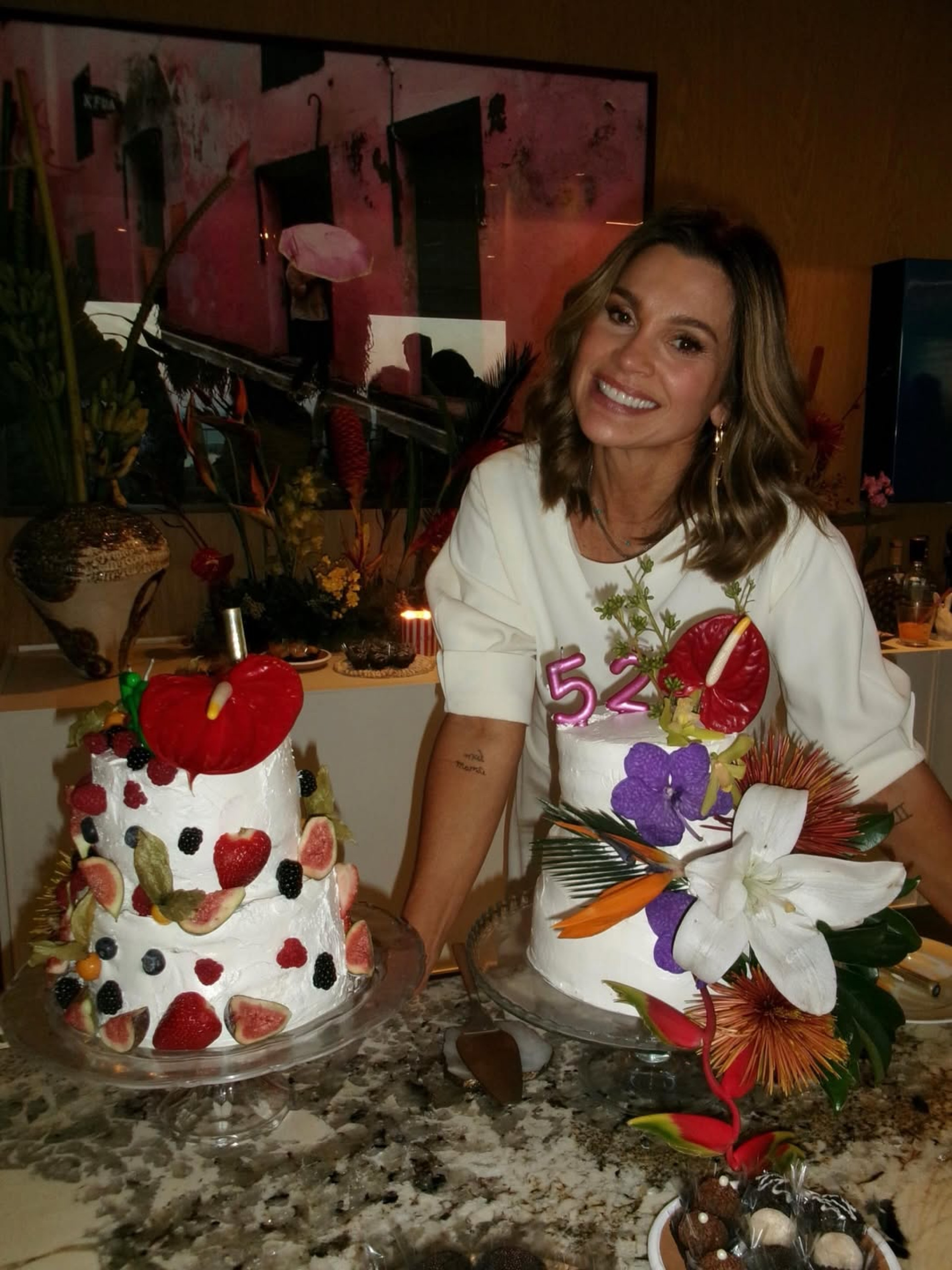 Flávia Alessandra comemora 52 anos e reúne elenco de 'Quem A