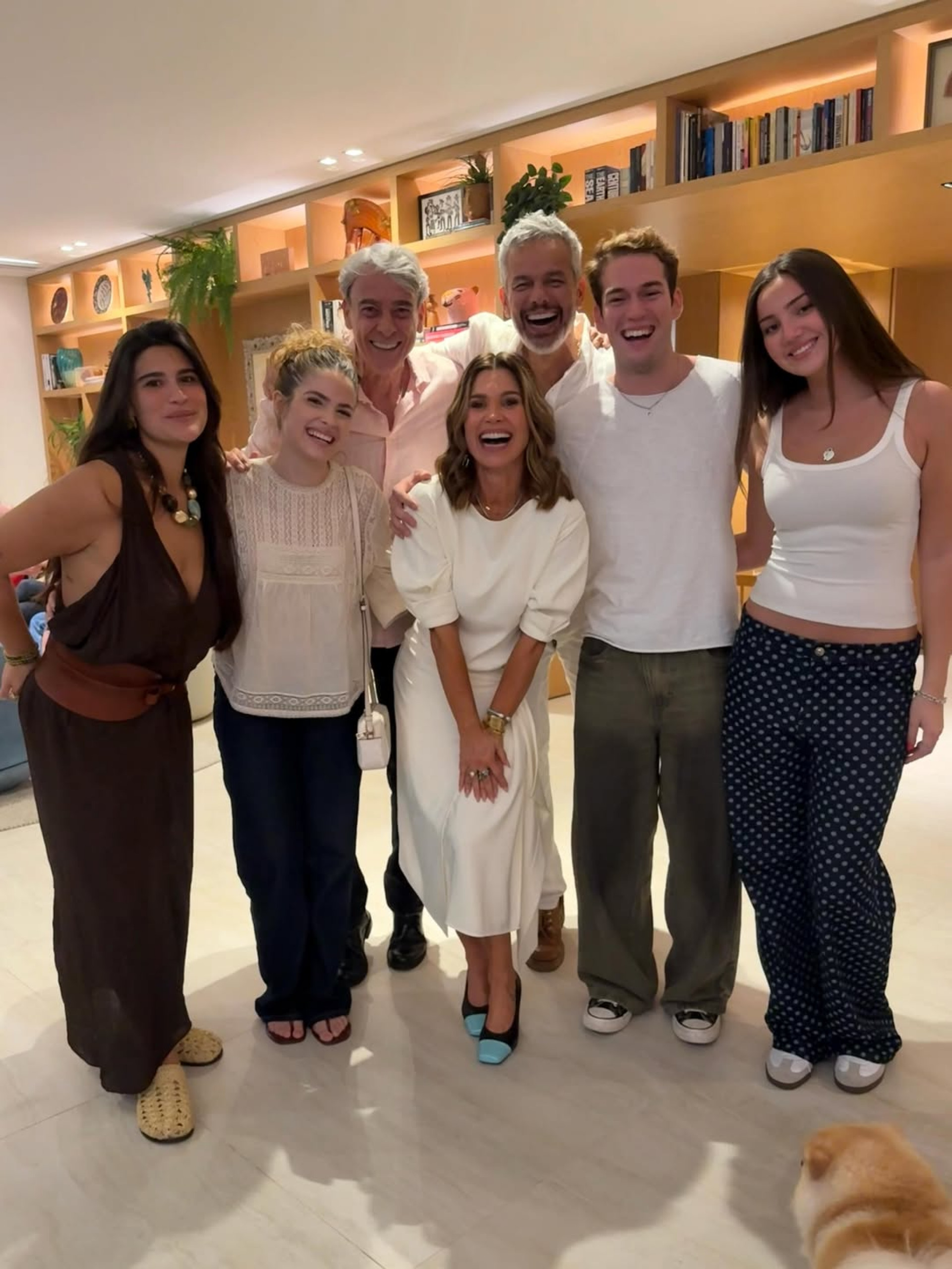 Flávia Alessandra, família e amigos de trabalho em 'Quem Ama Cuida' - Reprodução / Instagram