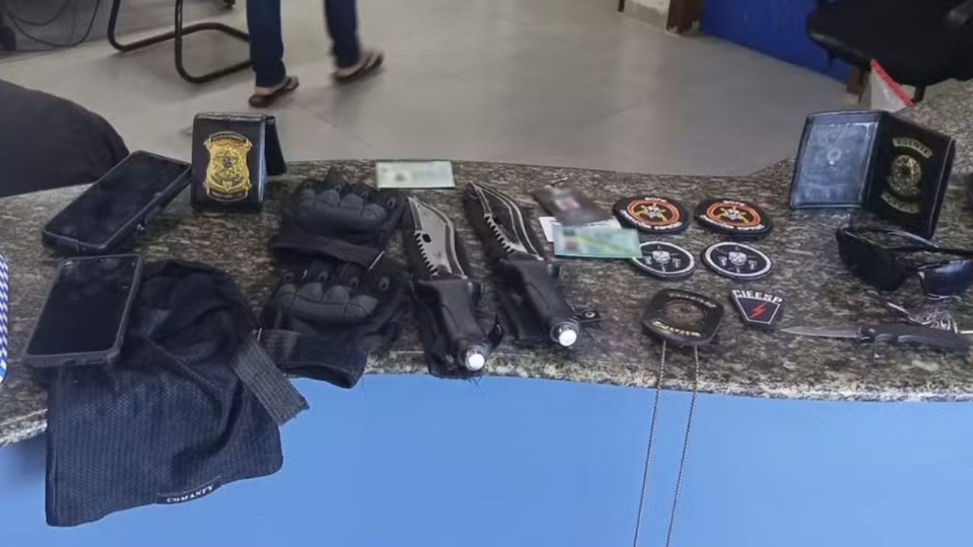Homem com uniforme similar ao do Bope é detido por PM de fol