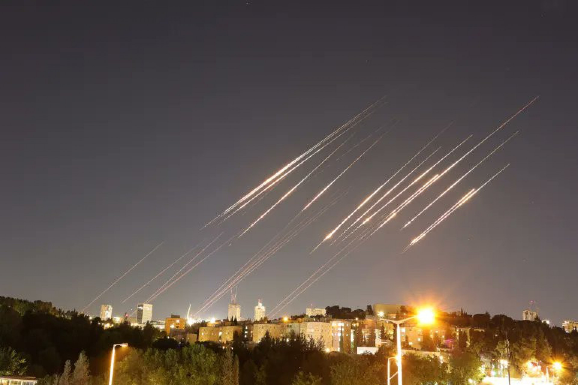 Israel e Irã rompem cessar-fogo e voltam a trocar ataques