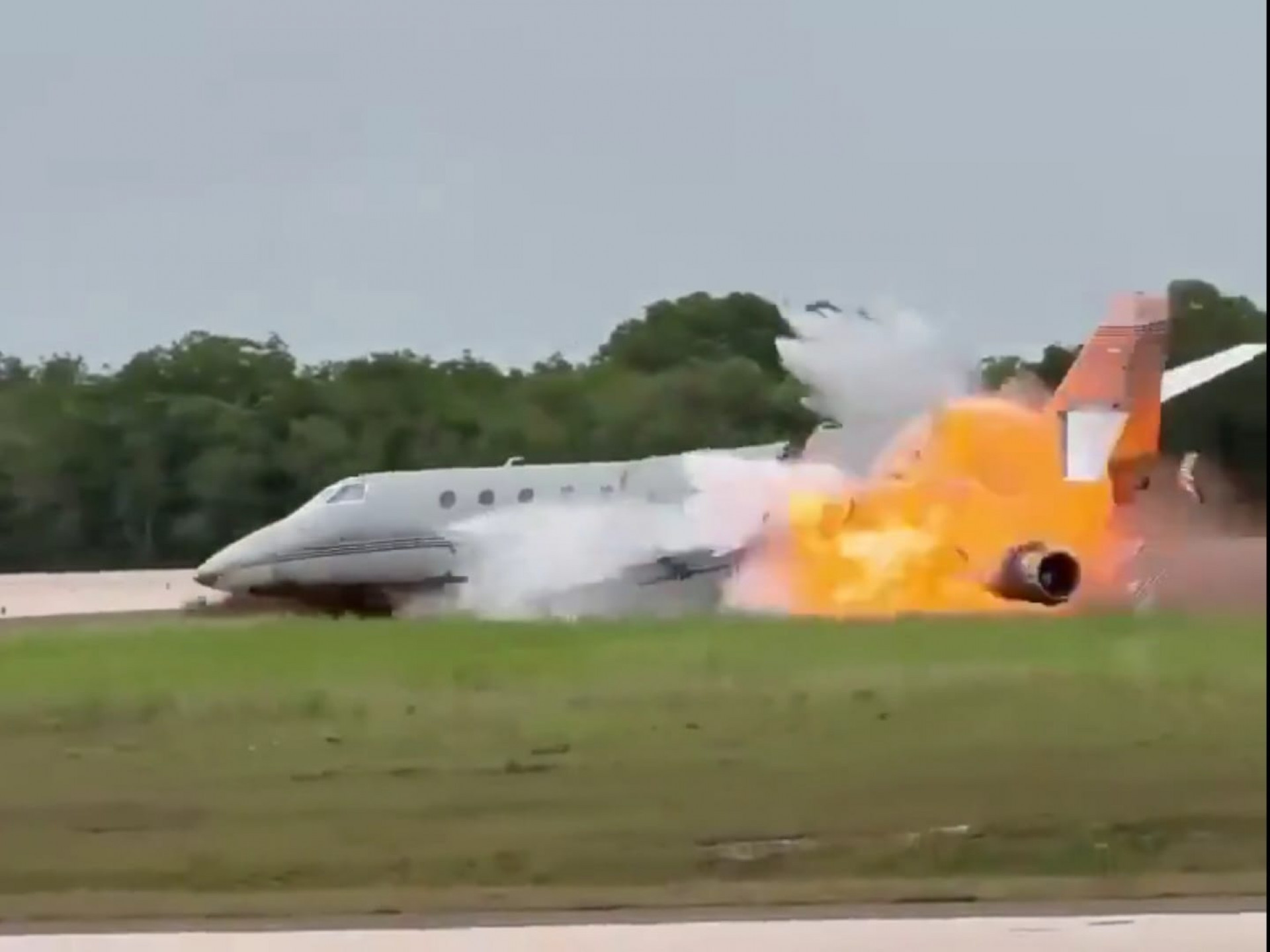 Vídeo: Avião explode durante pouso na República Dominicana
