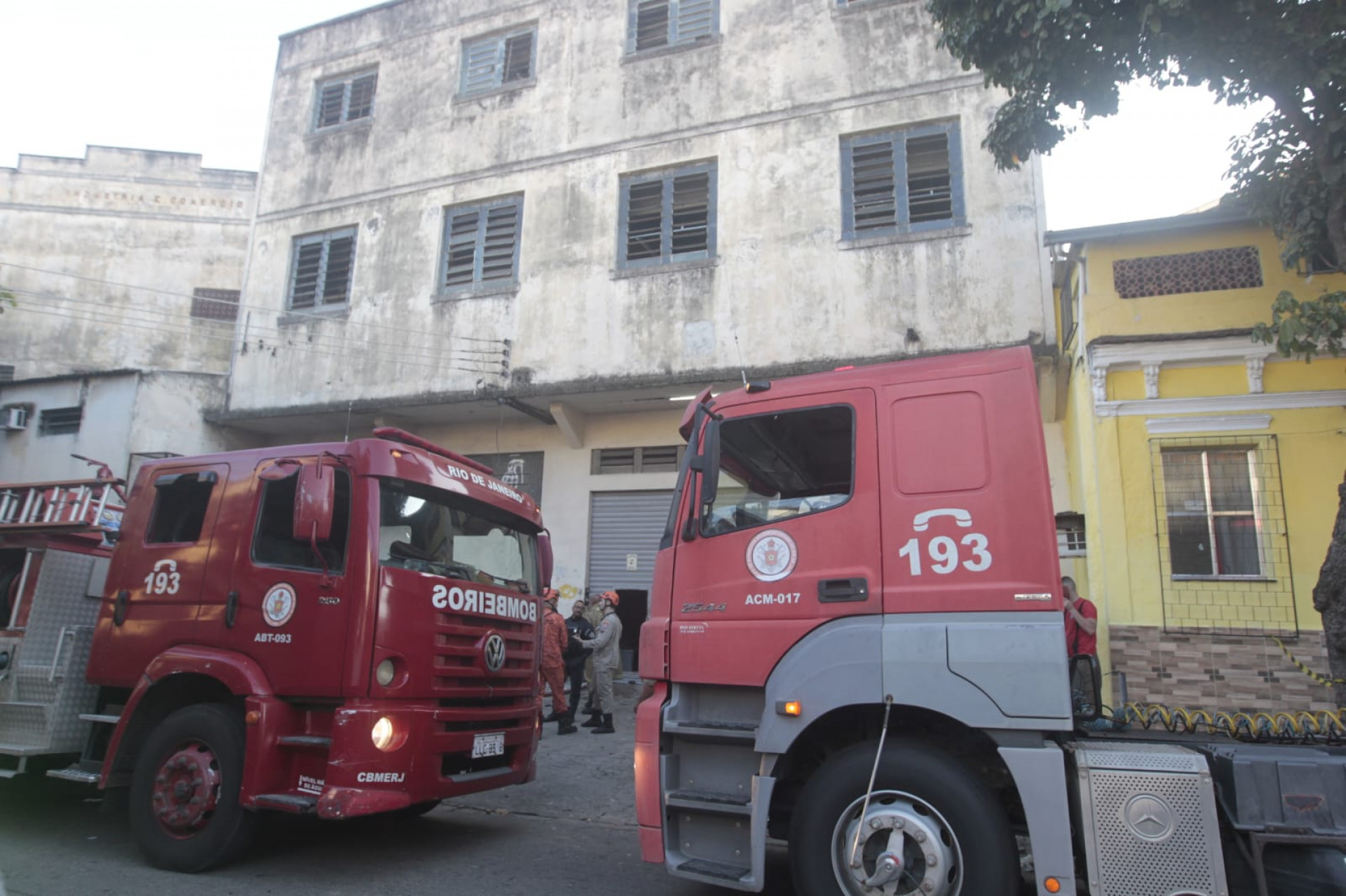 Bombeiros combateram incêndio em imóveo na Rua Lopes Trovão, em Benfica - Reginaldo Pimenta/Agência O DIA