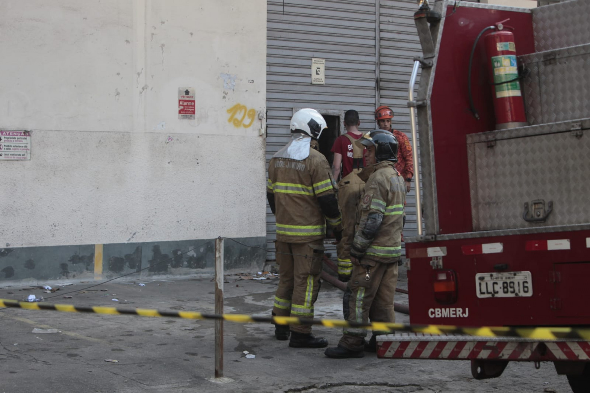 Bombeiros combateram incêndio em imóveo na Rua Lopes Trovão, em Benfica - Reginaldo Pimenta/Agência O DIA