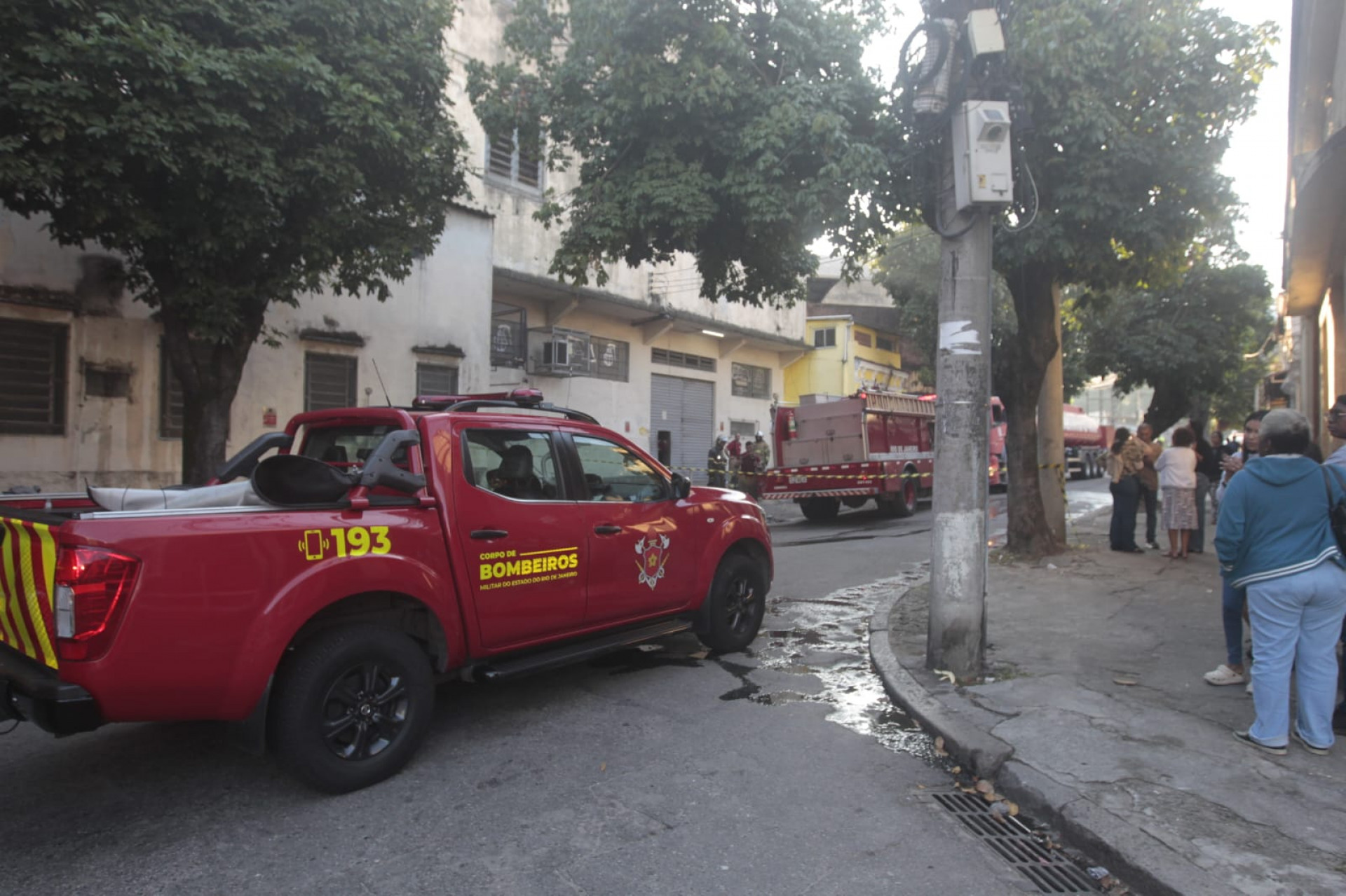 Bombeiros combateram incêndio em imóveo na Rua Lopes Trovão, em Benfica - Reginaldo Pimenta/Agência O DIA
