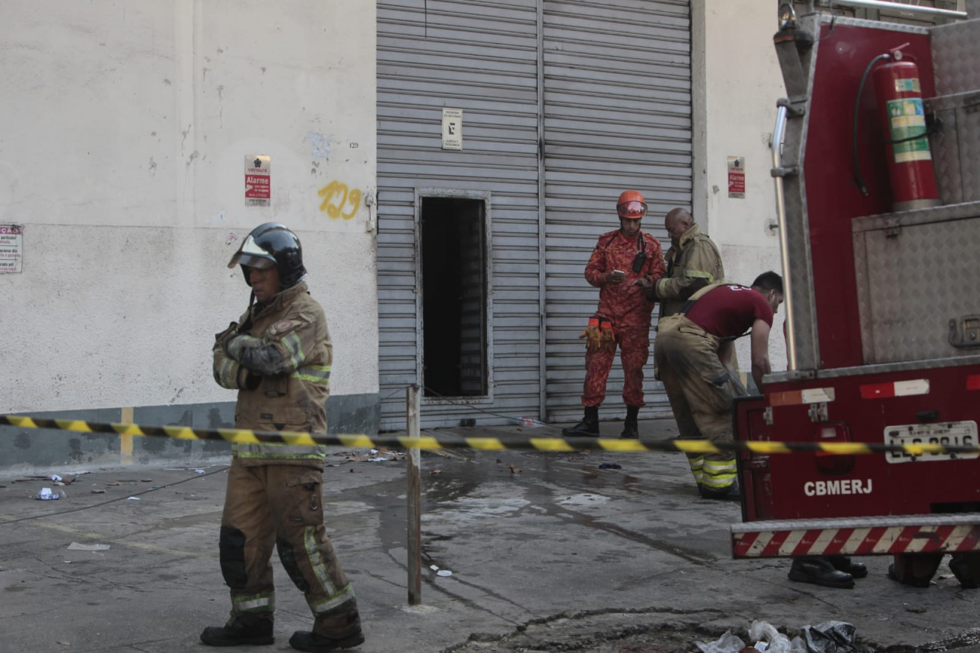 Bombeiros combateram incêndio em imóveo na Rua Lopes Trovão, em Benfica - Reginaldo Pimenta/Agência O DIA