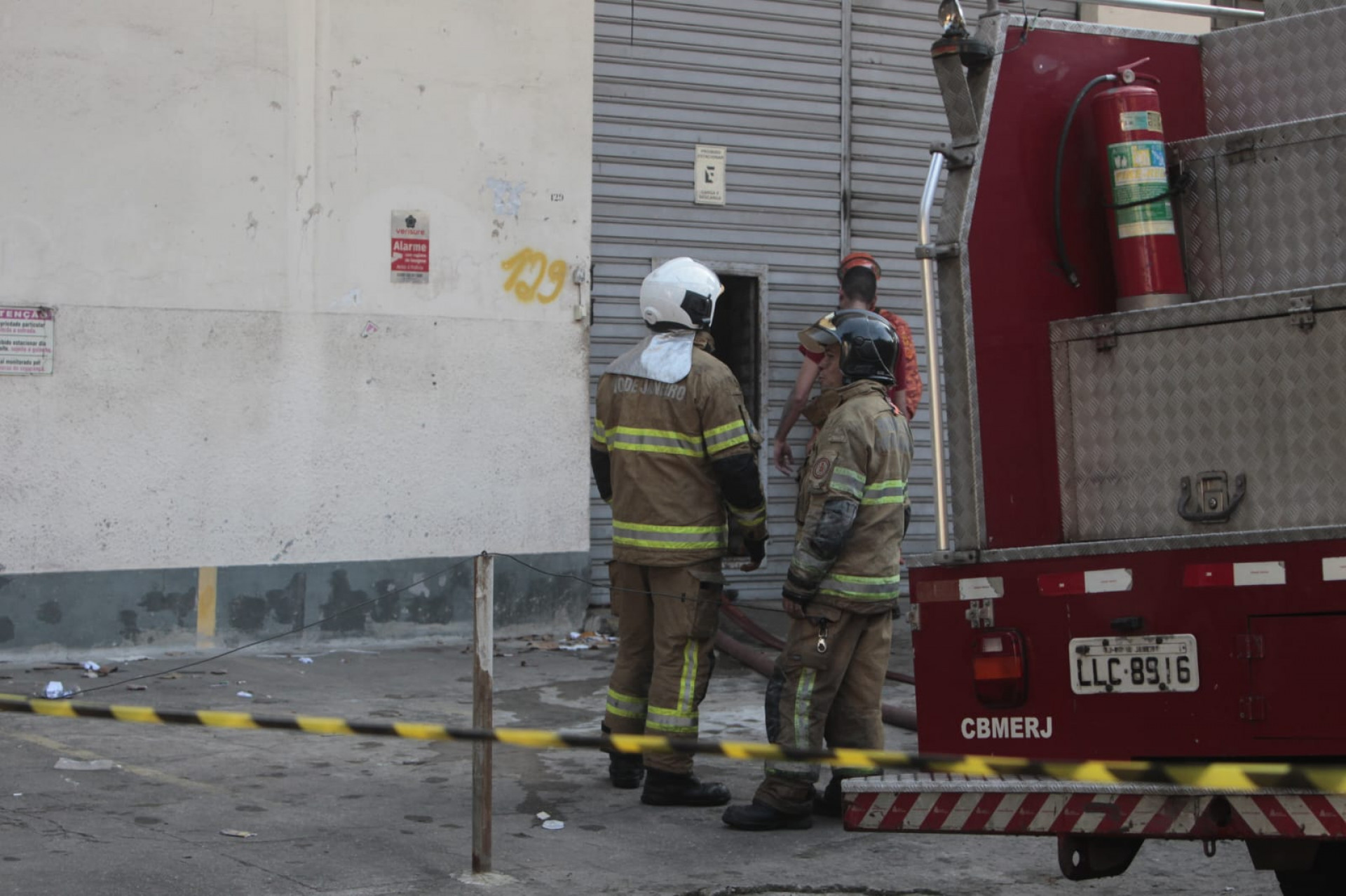 Bombeiros combateram incêndio em imóveo na Rua Lopes Trovão, em Benfica - Reginaldo Pimenta/Agência O DIA