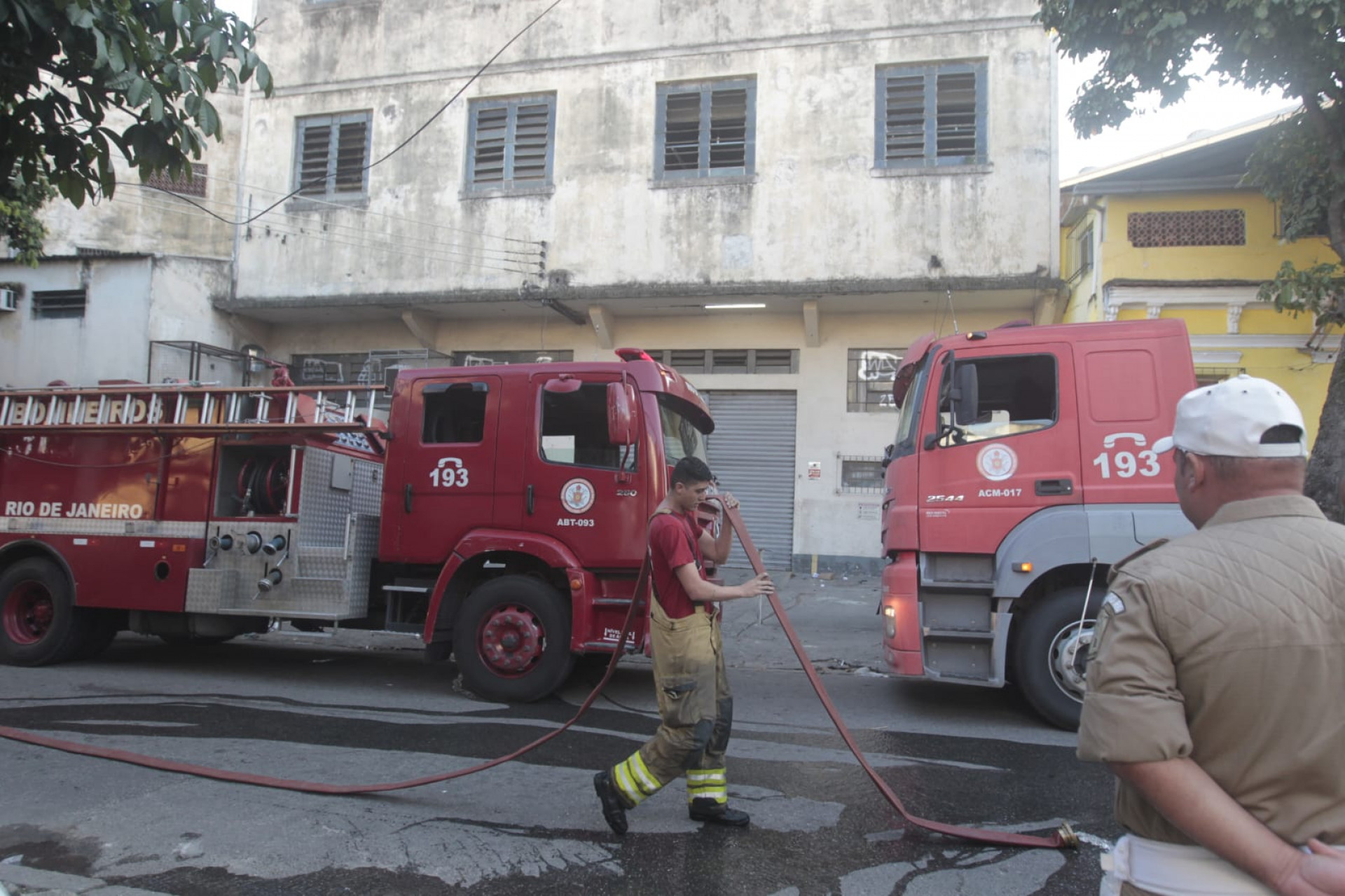 Bombeiros combateram incêndio em imóveo na Rua Lopes Trovão, em Benfica - Reginaldo Pimenta/Agência O DIA
