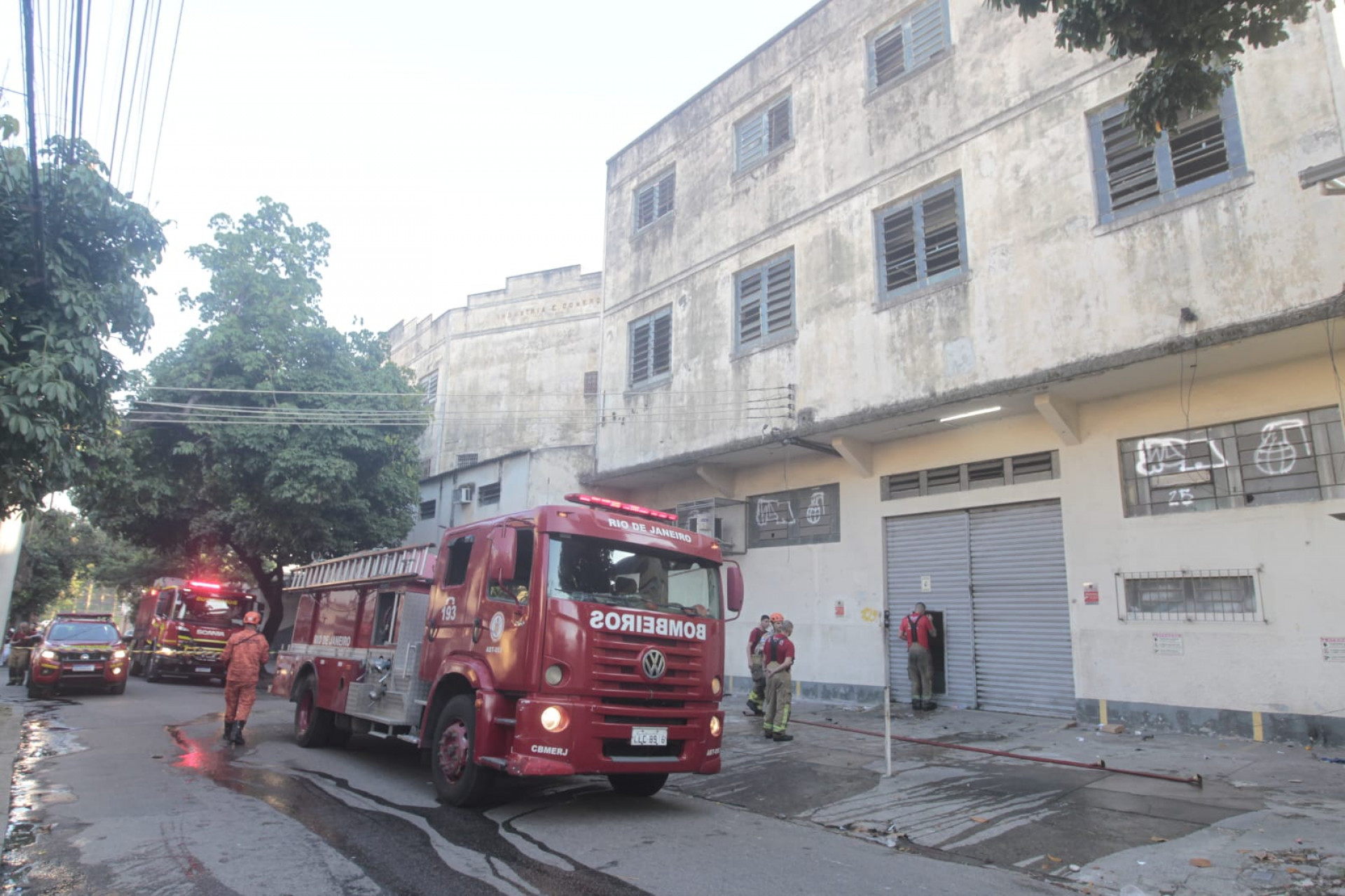 Bombeiros combateram incêndio em imóveo na Rua Lopes Trovão, em Benfica - Reginaldo Pimenta/Agência O DIA