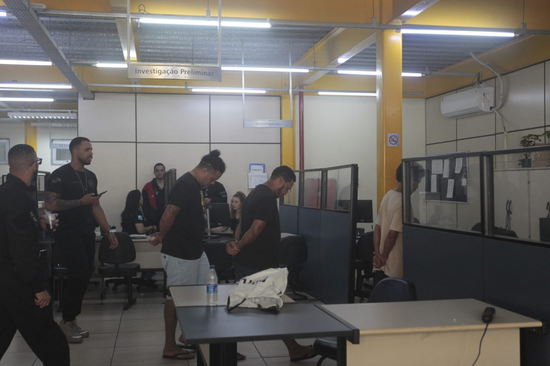 Presos durante a operação foram levados para a 59ª DP (Duque de Caxias) - Reginaldo Pimenta / Agência O Dia