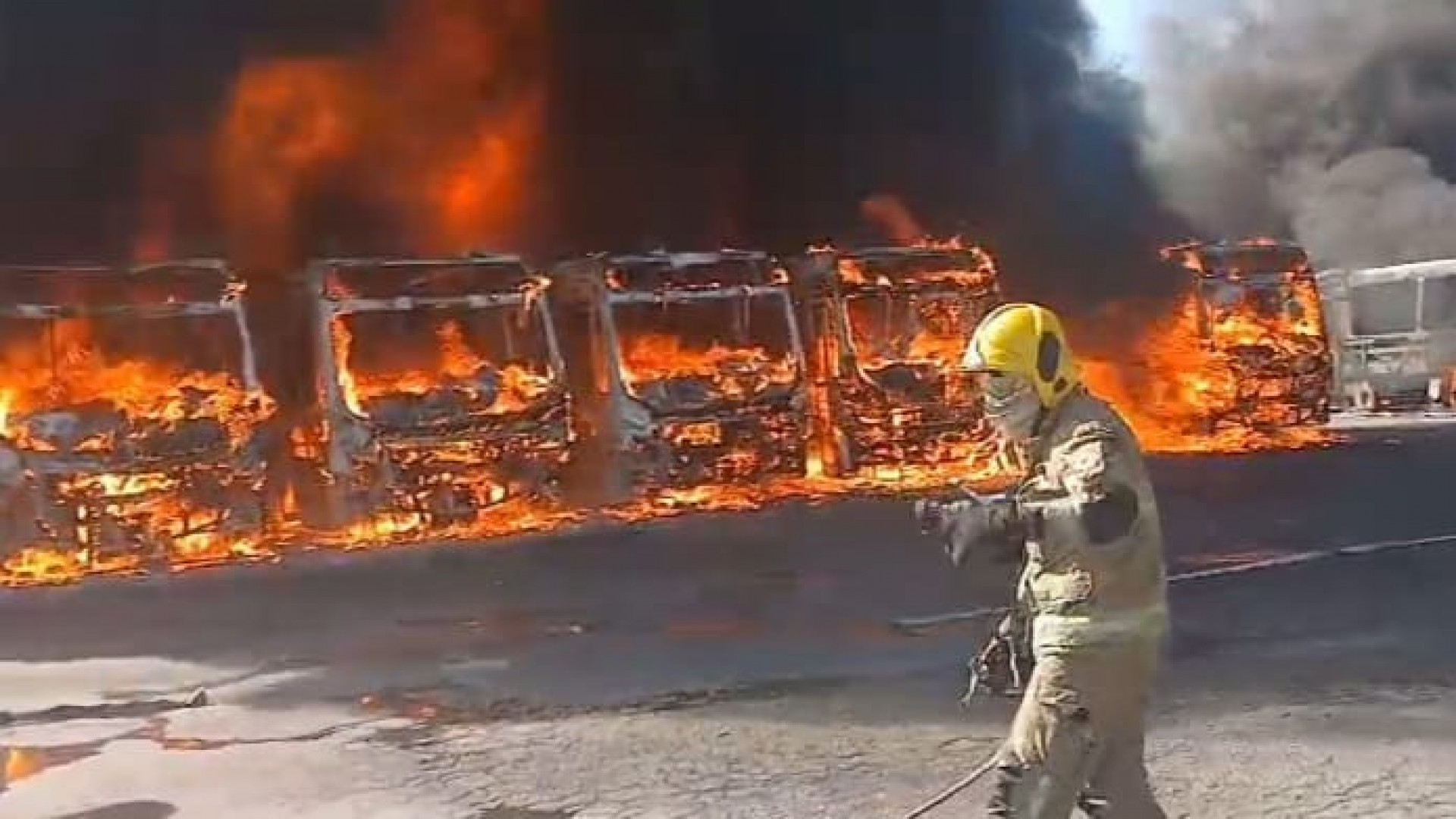 Incêndio atinge garagem e destrói 27 ônibus em Minas
