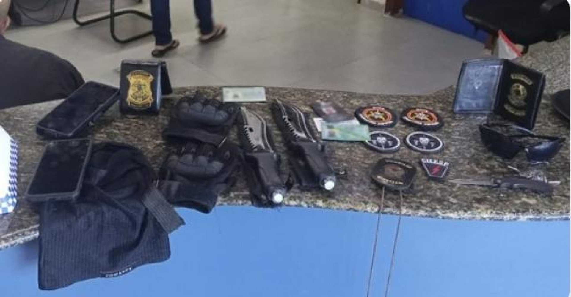 Homem é detido com uniforme semelhante ao do Bope e material