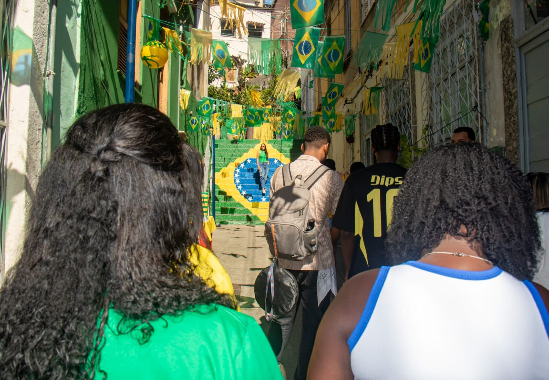 Rua Eduardo Jansen, no bairro Saúde, vira ponto turístico com decoração para a Copa do Mundo - Érica Martin / Agência O Dia