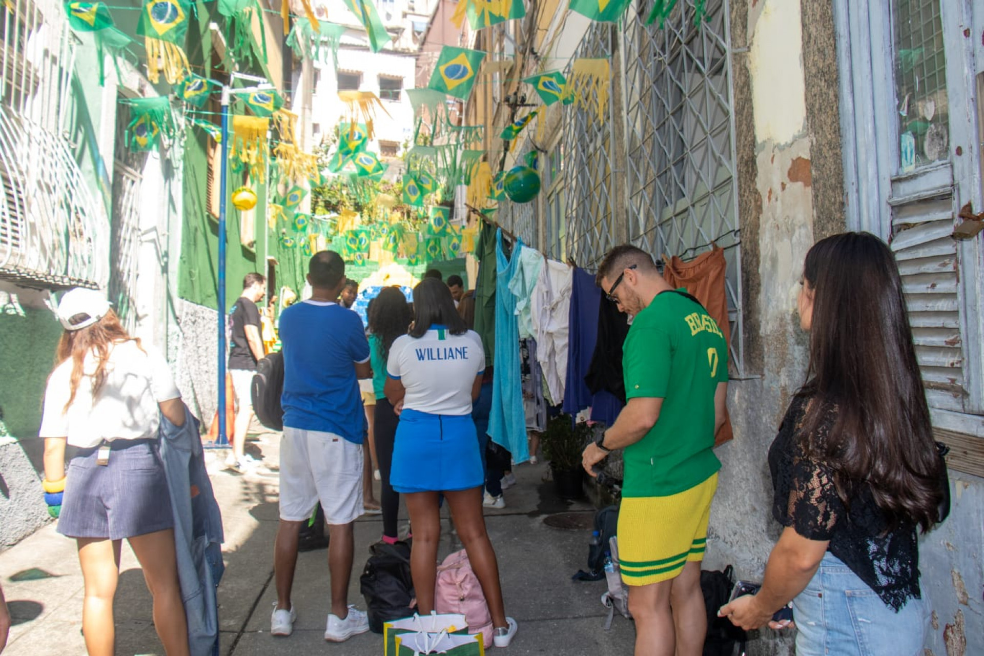 Rua Eduardo Jansen, no bairro Saúde, vira ponto turístico com decoração para a Copa do Mundo - Érica Martin / Agência O Dia
