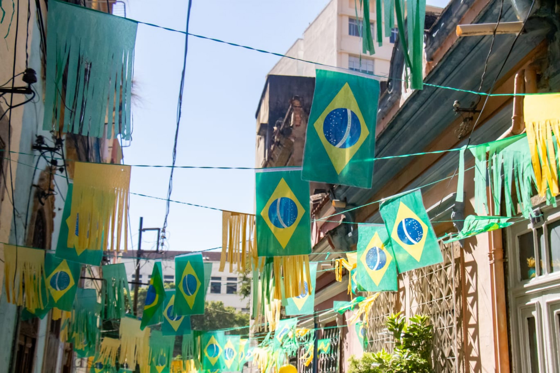 Rua Eduardo Jansen, no bairro Saúde, vira ponto turístico com decoração para a Copa do Mundo - Érica Martin / Agência O Dia