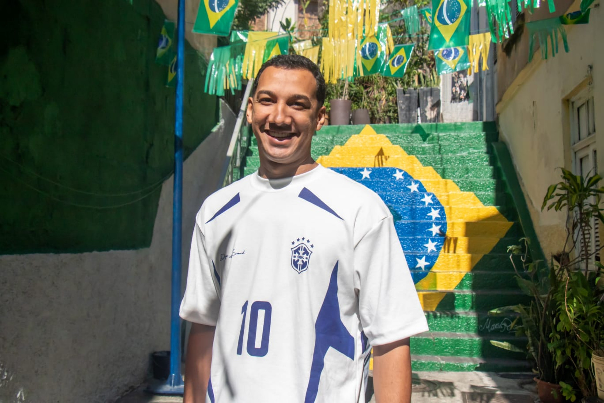 Empresário Adriano Dips aproveitou o cenário para fazer as fotos da nova coleção de roupas - Érica Martin / Agência O Dia