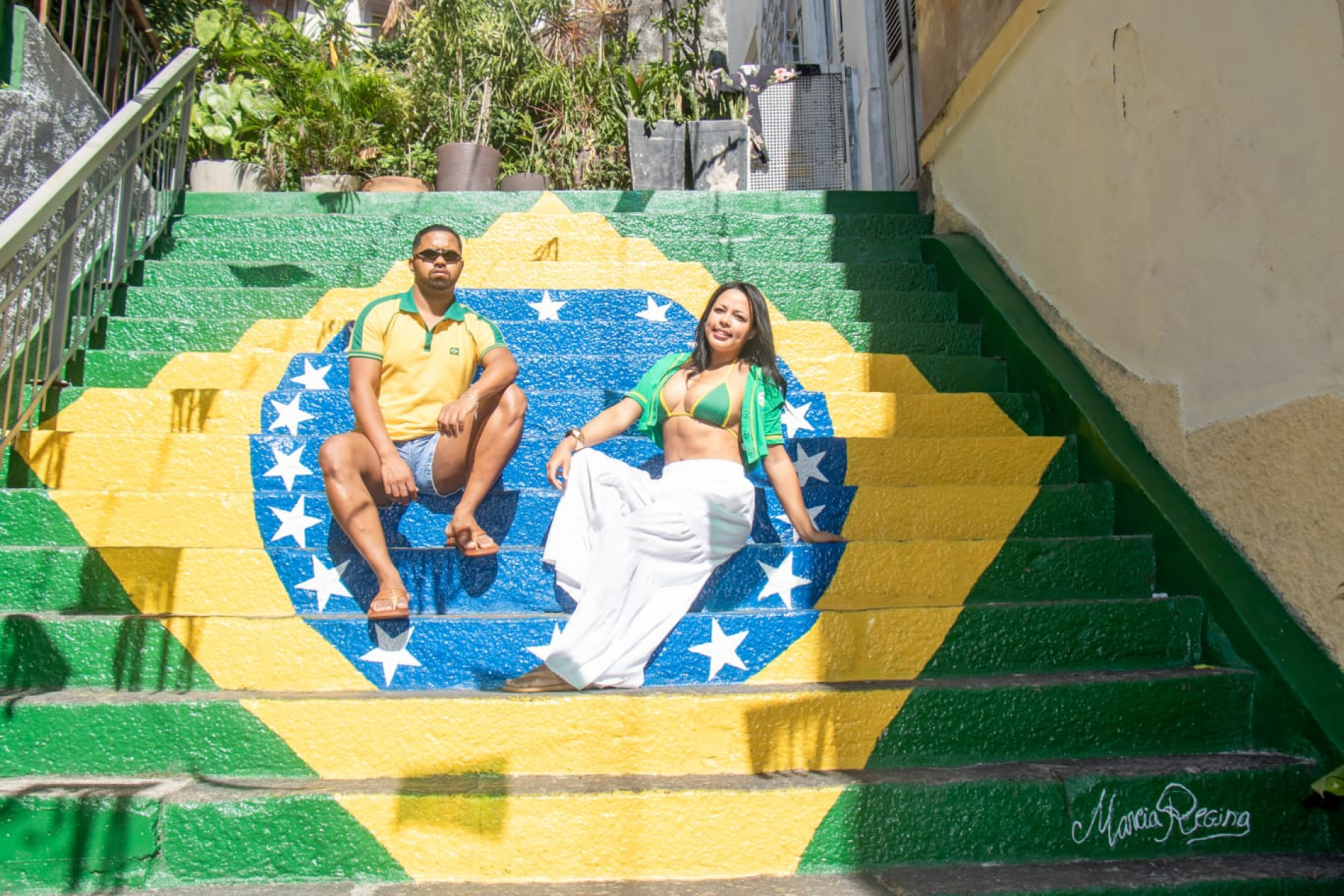 Amigos Charlys Monteiro e Andressa Tinoco renovaram o feed na escada decorada - Érica Martin / Agência O Dia