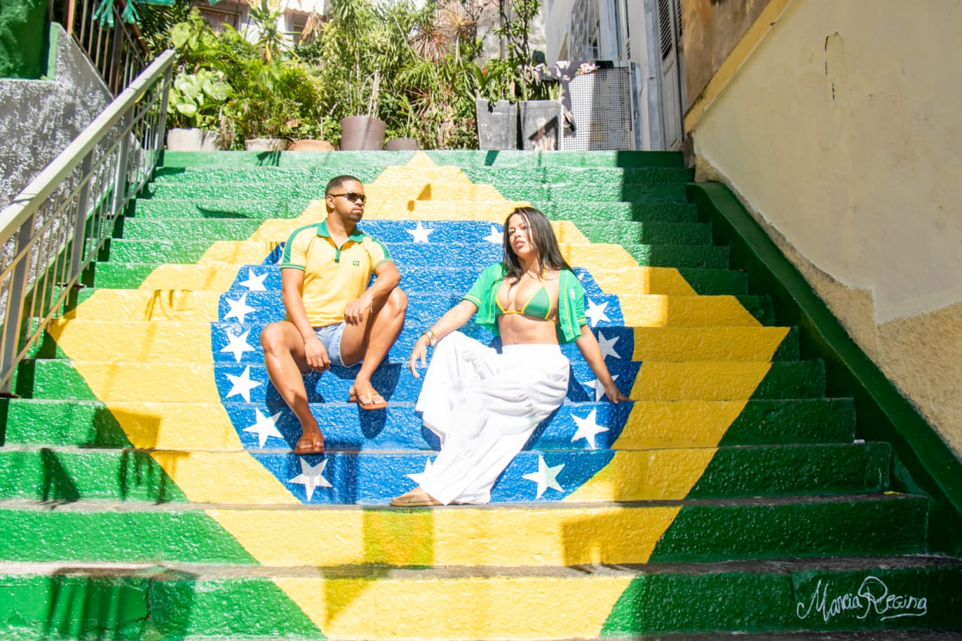 Amigos Charlys Monteiro e Andressa Tinoco renovaram o feed na escada decorada - Érica Martin / Agência O Dia