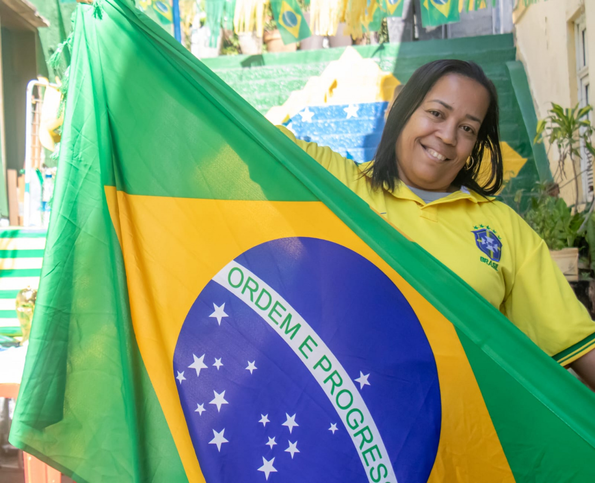 Auxiliar de serviços gerais Regiane Chagas aproveitou o horário de almoço para visitar o local - Érica Martin / Agência O Dia