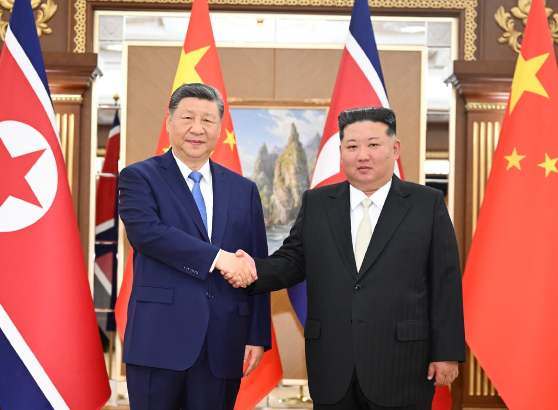 Presidente da China visita Coreia do Norte e promete maior c