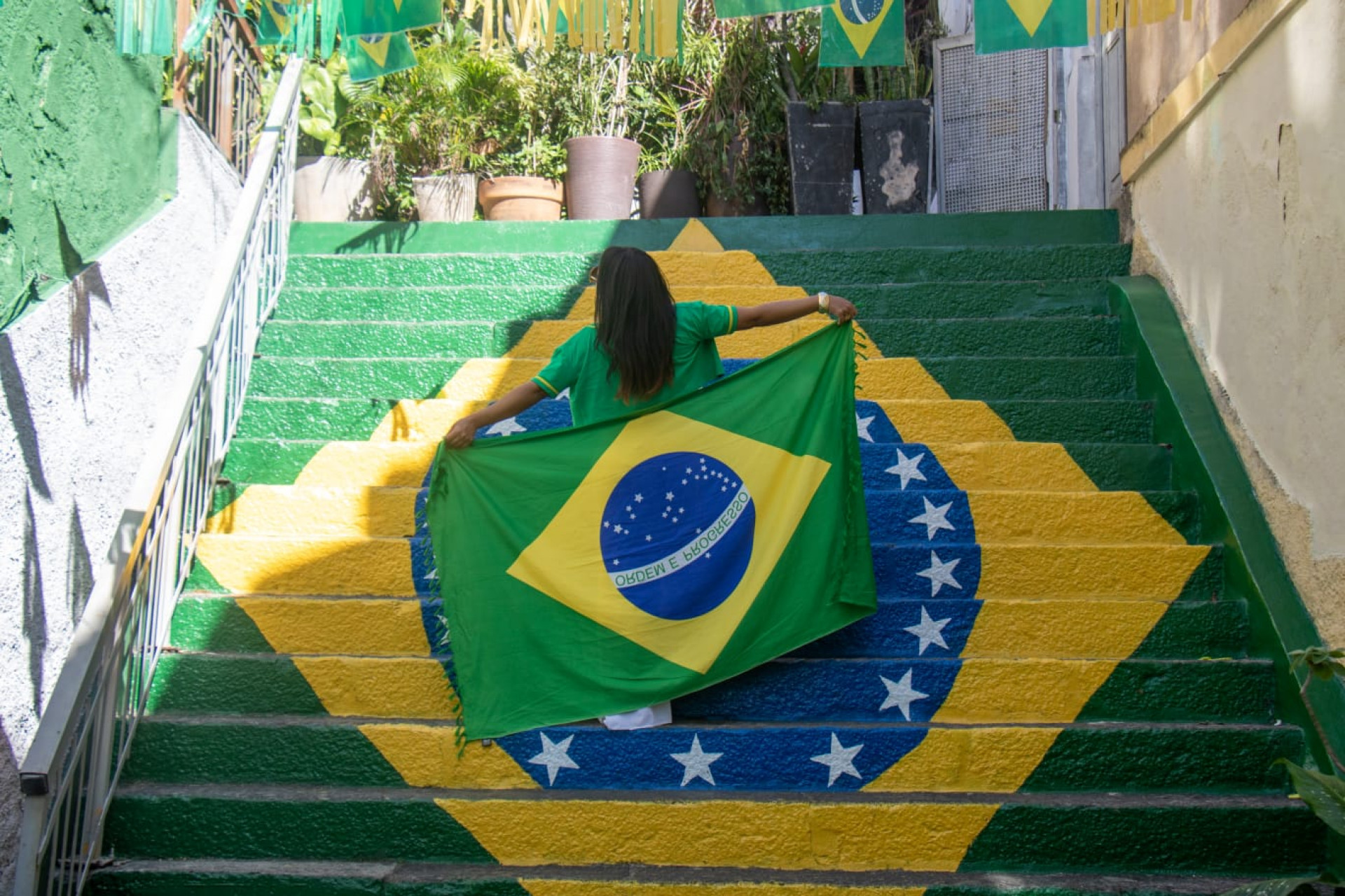 Rua Eduardo Jansen, no bairro Saúde, vira ponto turístico com decoração para a Copa do Mundo - Érica Martin / Agência O Dia