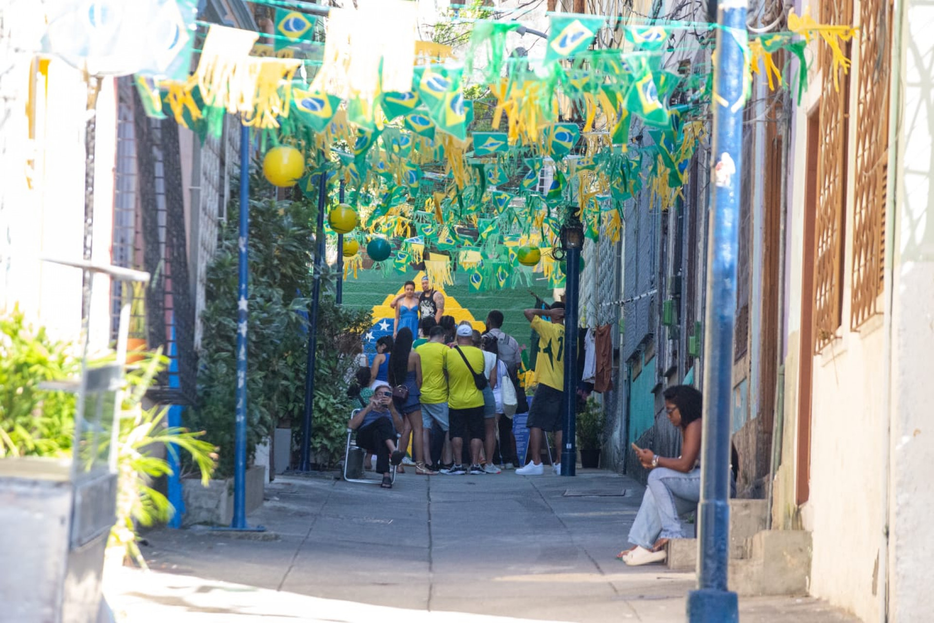 Rua Eduardo Jansen, no bairro Saúde, vira ponto turístico com decoração para a Copa do Mundo - Érica Martin / Agência O Dia