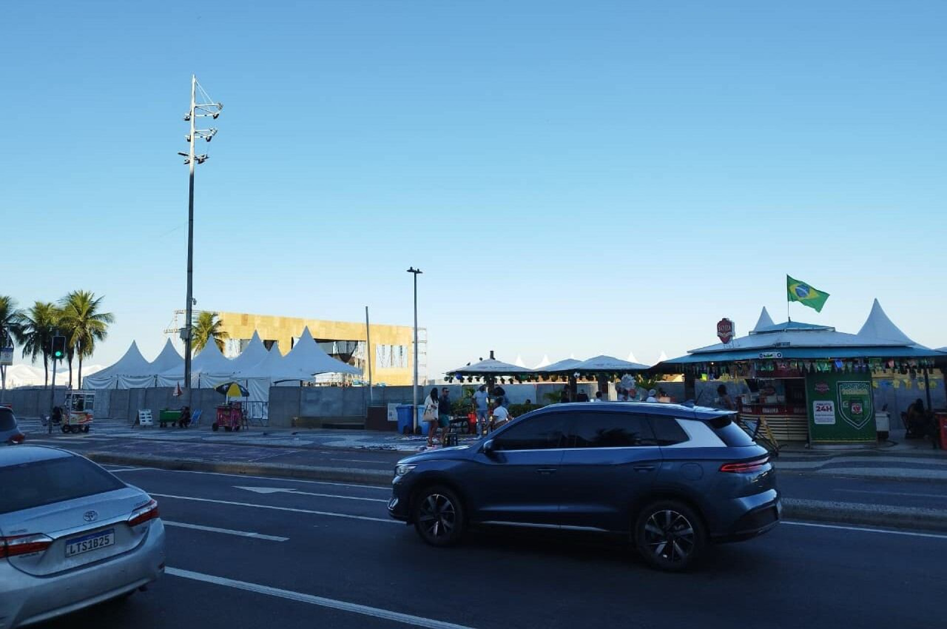 Fifa Fan Fest come&ccedil;a a ocupar a praia de Copacabana; veja atra&ccedil;&otilde;es