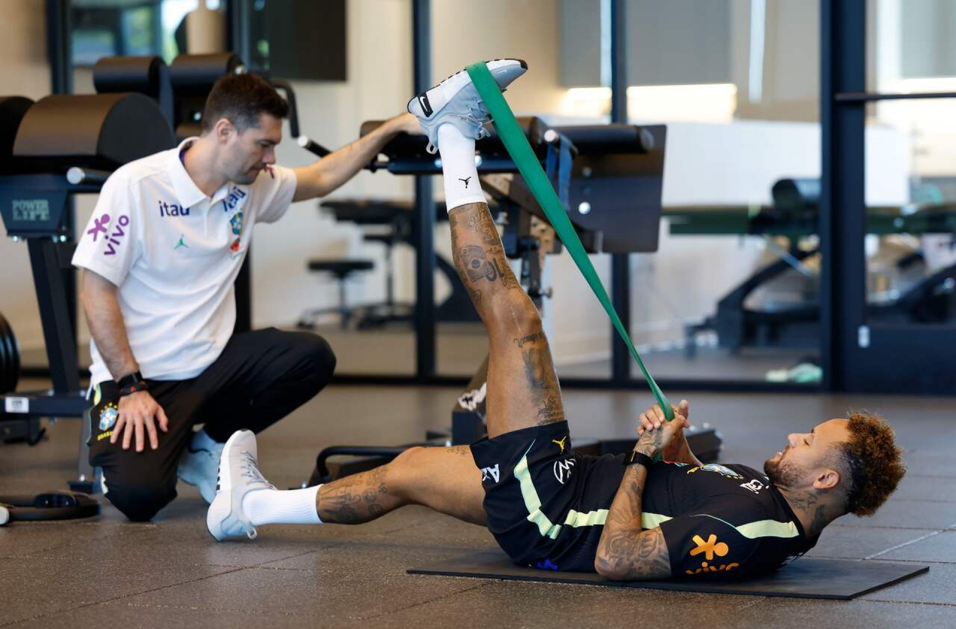 Neymar apresenta evolu&ccedil;&atilde;o em recupera&ccedil;&atilde;o, mas segue sem prazo para voltar aos treinos