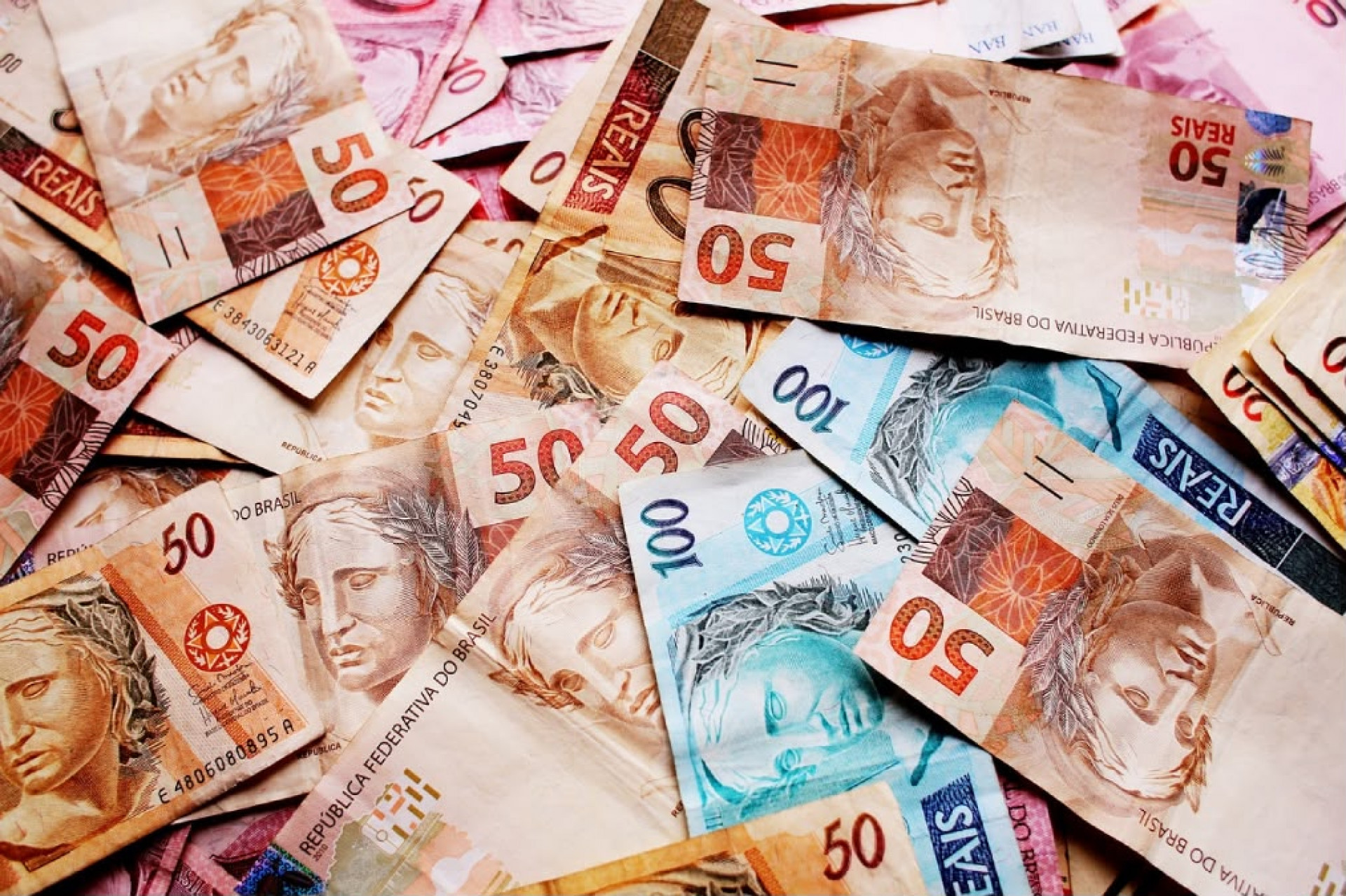 Brasileiros sacaram em abril R$ 482,8 milhões esquecidos em 